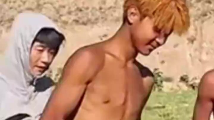博主花300元让“精神小伙”写作文，一篇《致我十年未见的妈妈》获赞超200万，有网友质疑其母亲“系被拐后逃跑”，博主否认