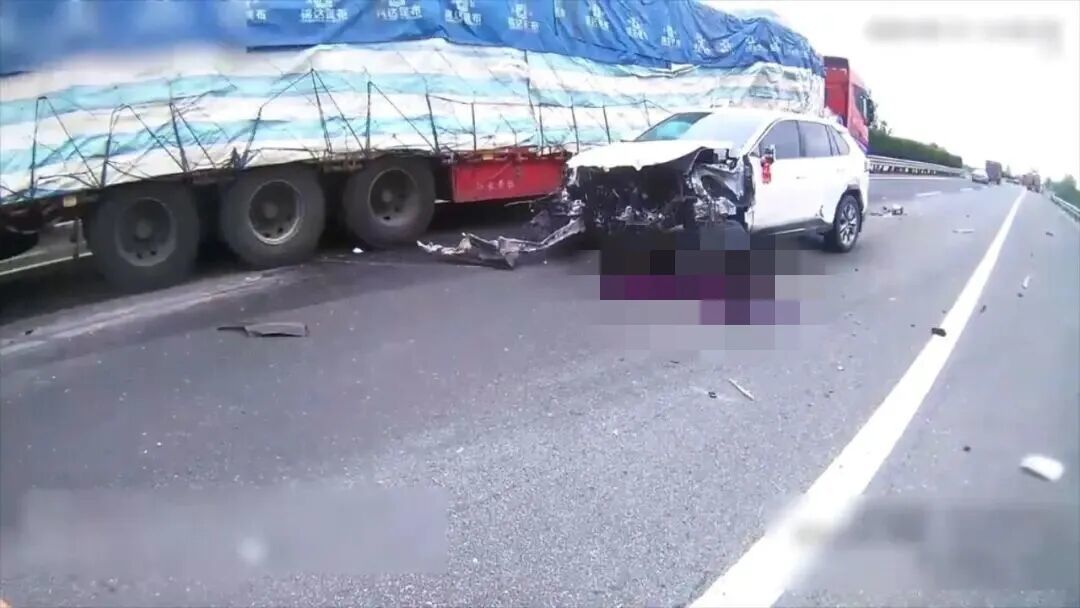 发生事故的白色SUV行车记录仪视频截图
