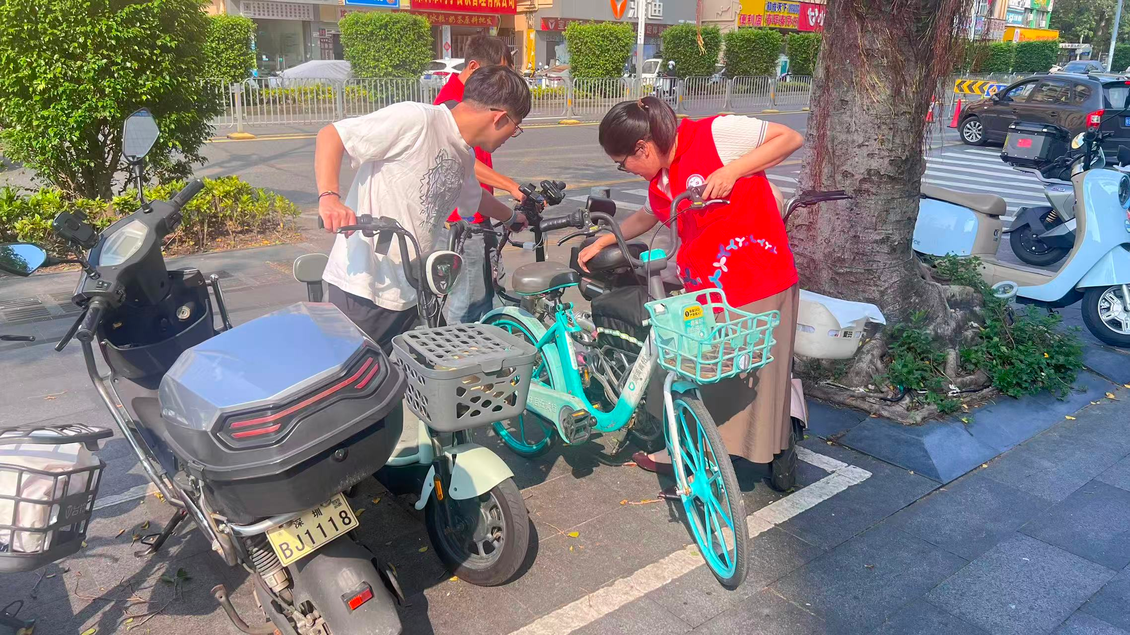 西乡街道河西社区有序归位单车，擦亮城市文明