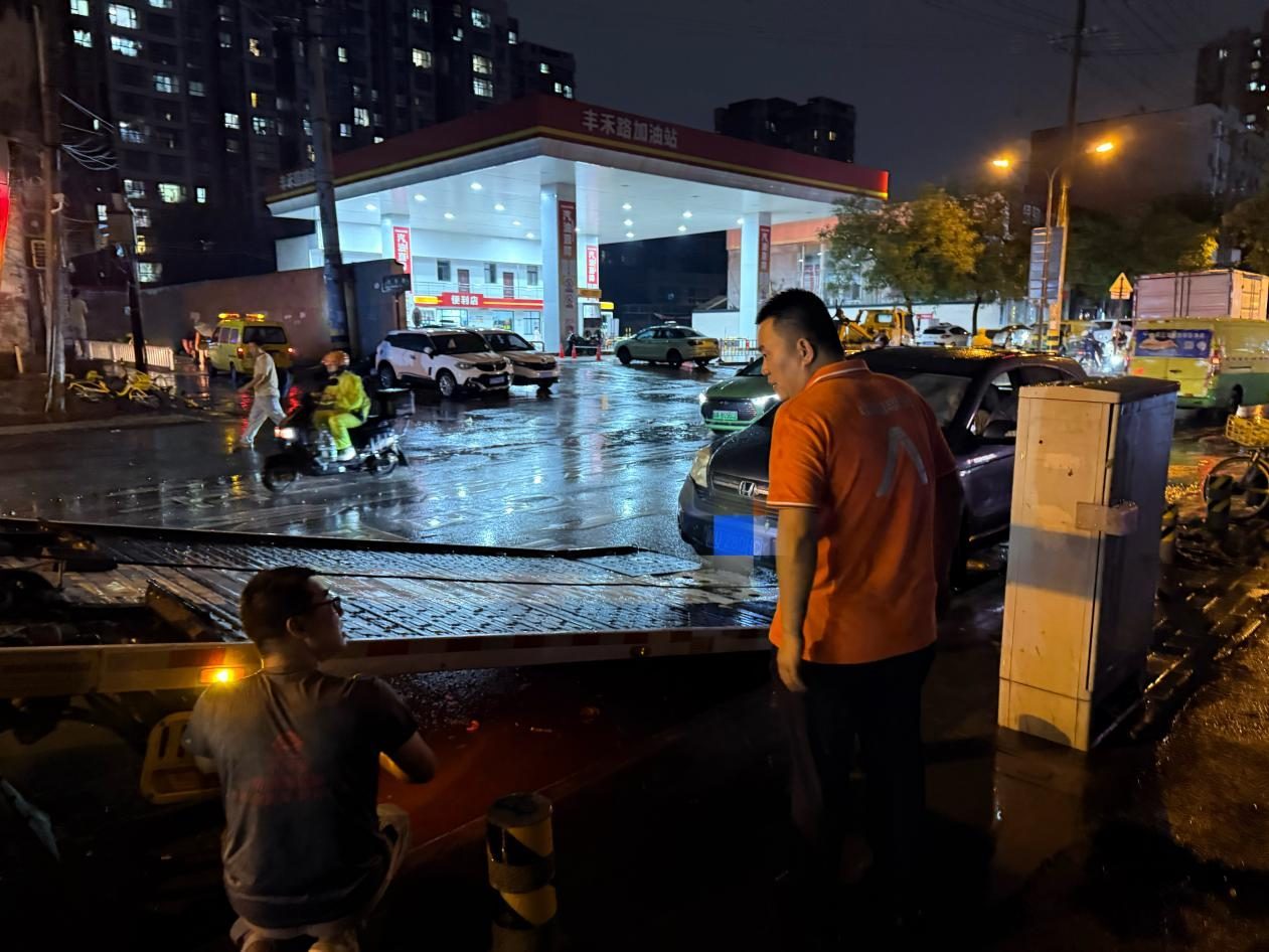 雨夜冲锋迎战暴雨险情 平安产险陕西分公司全力保障市民财产安全