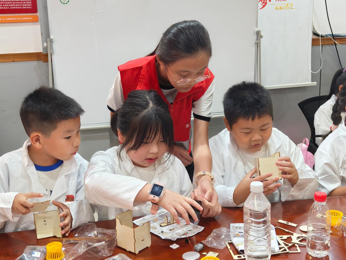 小小科学家“造”动暑假 ——西乡街道龙珠社区青少年巧手复刻“老物件”探索科学奥秘