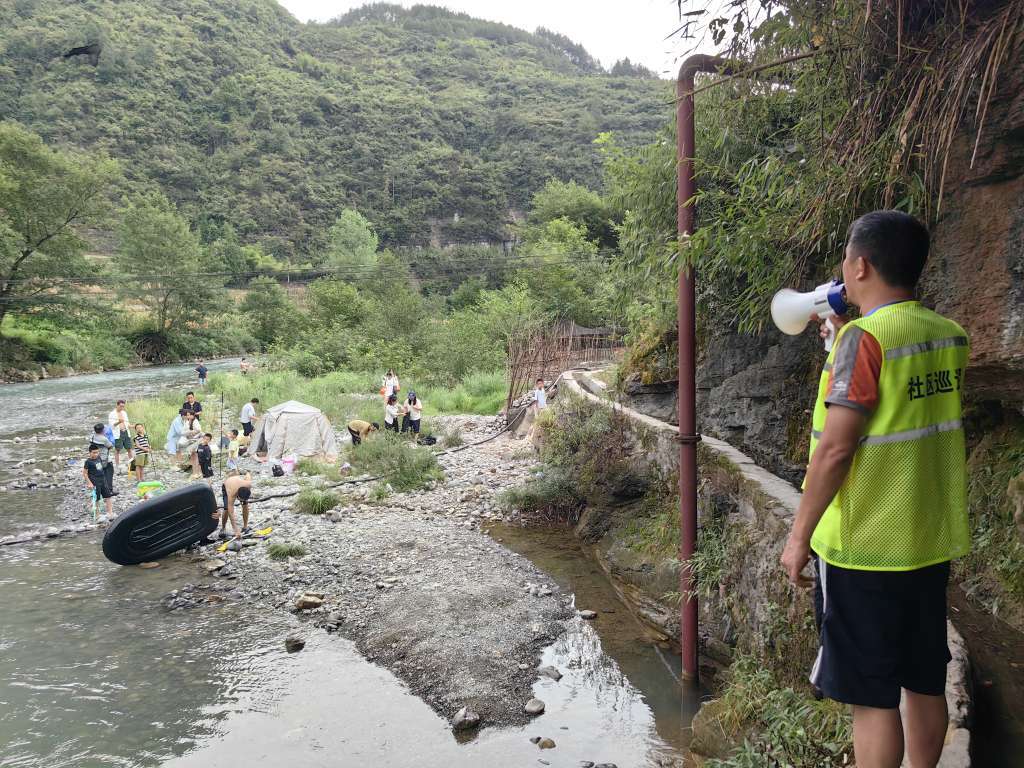 ▲强降雨天气前,南川区金山镇网格员正在劝离河道上的游客。受访者供图