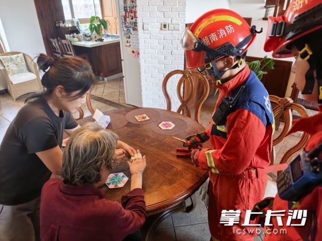 消防员帮助老人取下戒指。 长沙晚报通讯员 时小尧供图