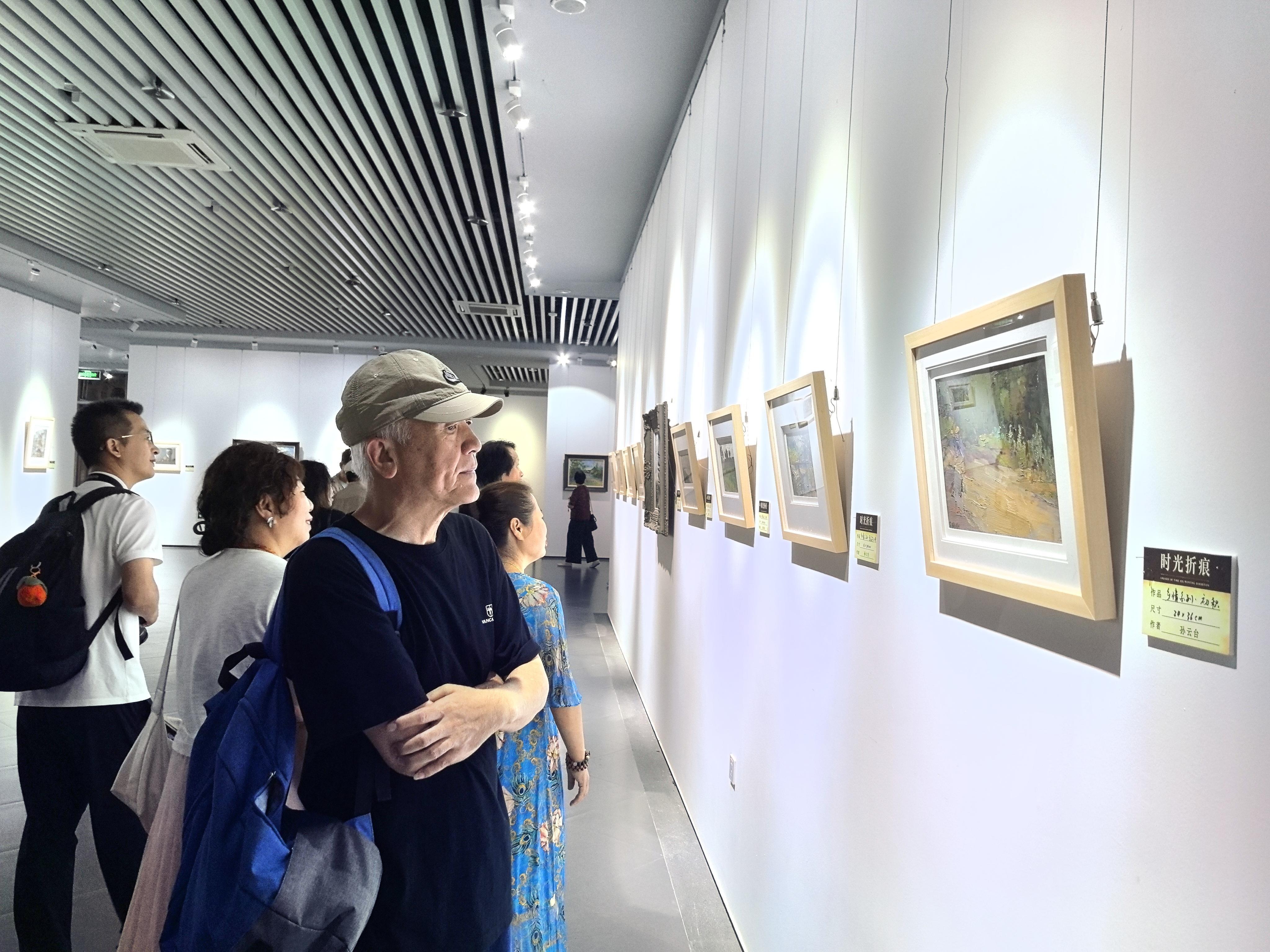 参观展览