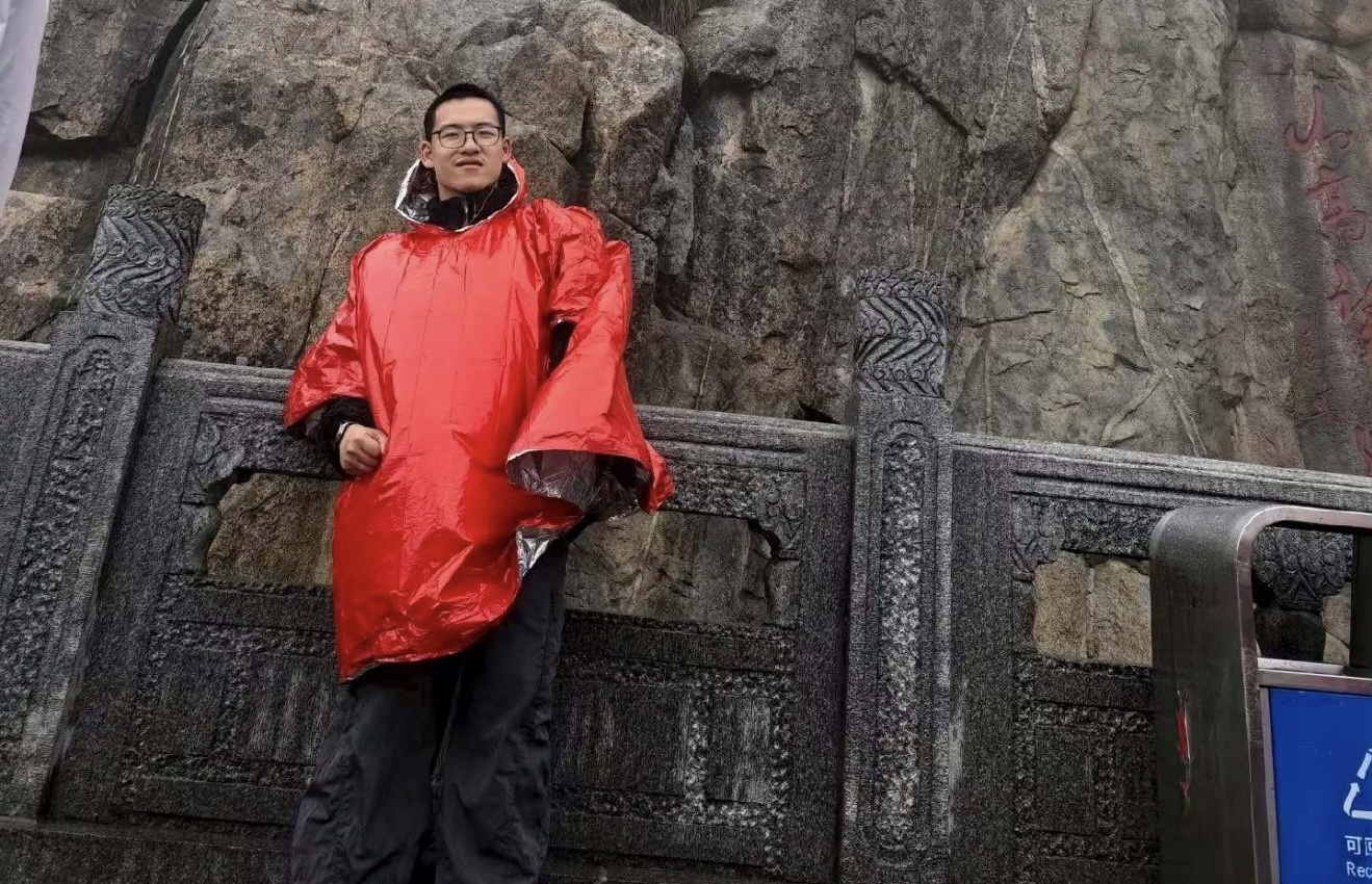 李峙树登顶泰山