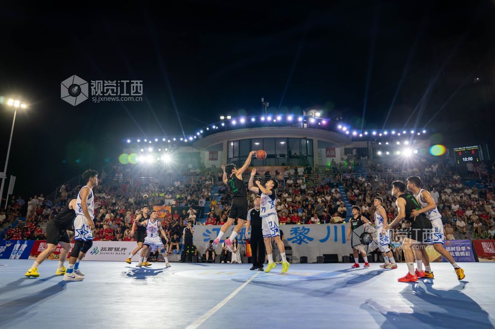 8月2日晚，2026江西黎川第四届“苏区杯”篮球赛在五一健康公园盛大启幕，现场人声鼎沸，热闹非凡。