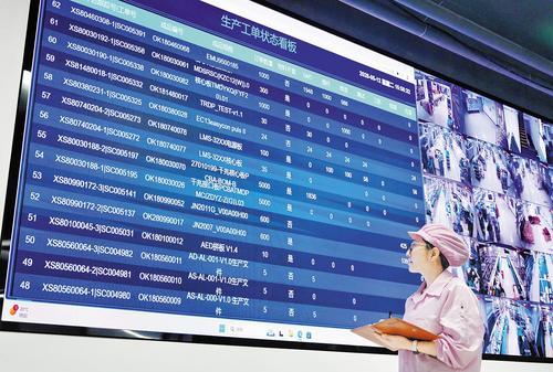 “智慧元素”赋能生产。图为汉旗电子科技（固安）有限公司员工近日在数据中心查看生产进度。本报记者 王 伟摄
