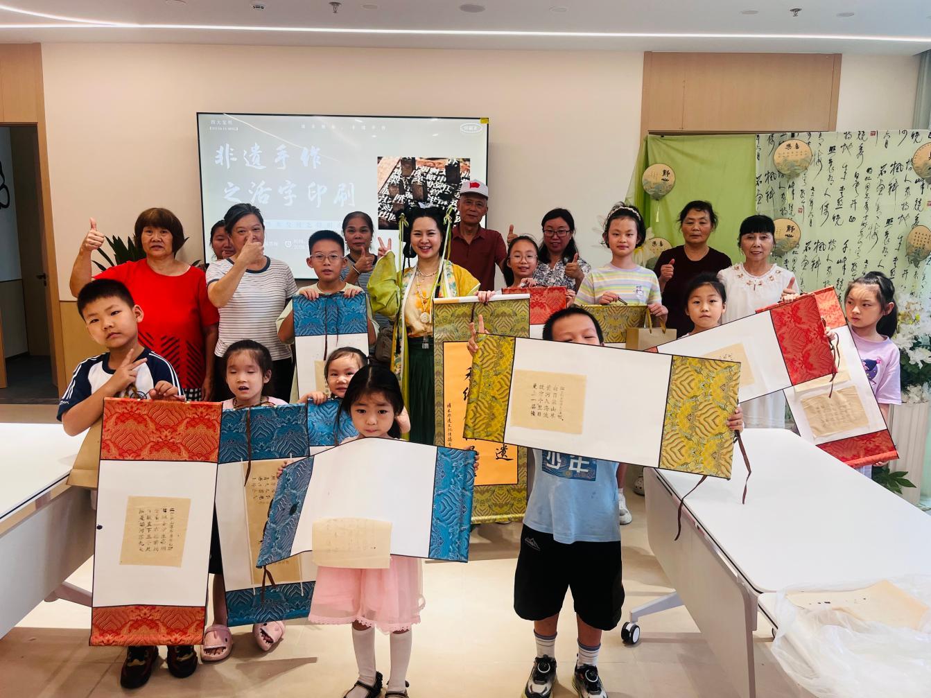 深耕家风建设,赋能邻里温情——流塘社区开展祖孙活字印刷非遗手工活动