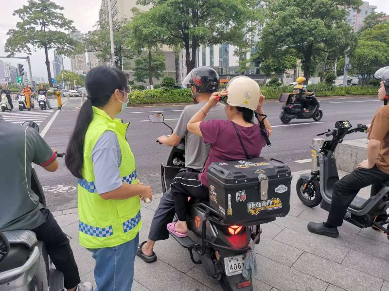 西乡街道盐田社区开展交通劝导行动 守护群众出行安全