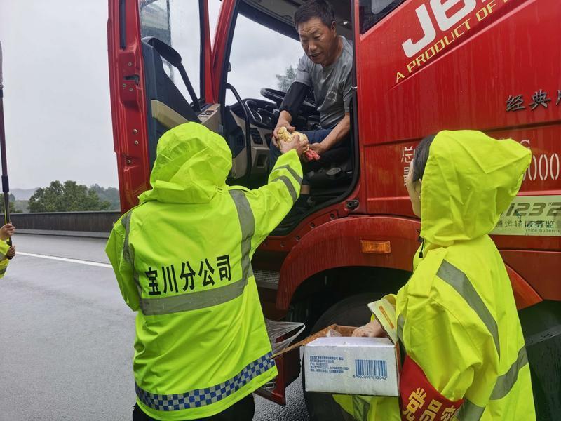 高速工作人员给滞留司乘送食物。受访单位供图
