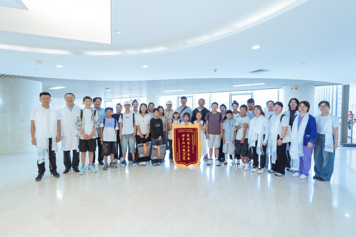 西藏患儿向丁以群教授团队赠送锦旗