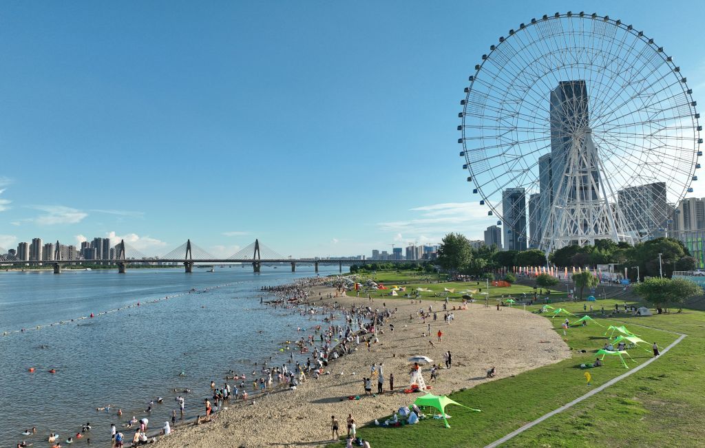 资料图:游人在位于江西省南昌市红谷滩区的摩天湾天然泳场戏水纳凉(无人机照片)。新华社记者 万象 摄