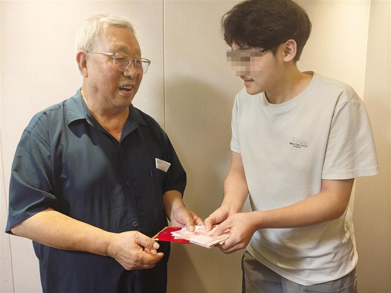 一名困难大学生拿到助学金