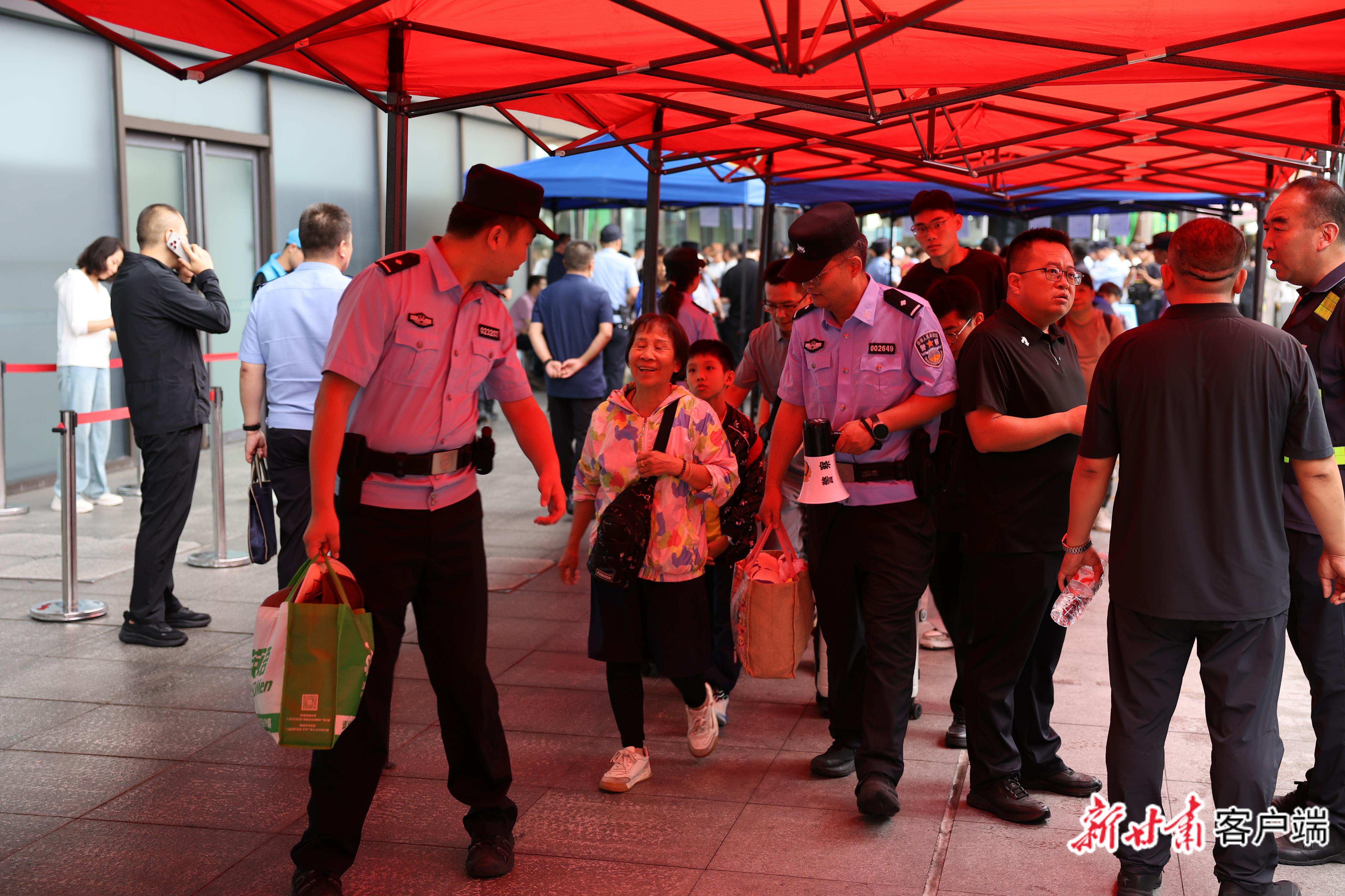 警察同志帮旅客拿行李 本文图片均由天水市融媒体中心提供