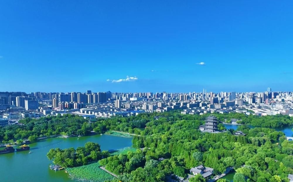 高温天遇泉城蓝，大明湖水天一色尽显明湖风华