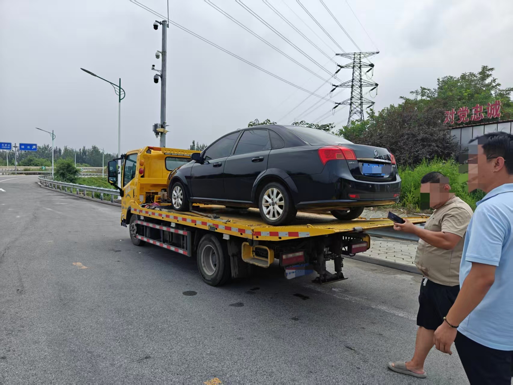 河北高速集团青银分公司铜冶收费站:暖心救助故障车辆 解司乘“燃眉之急”