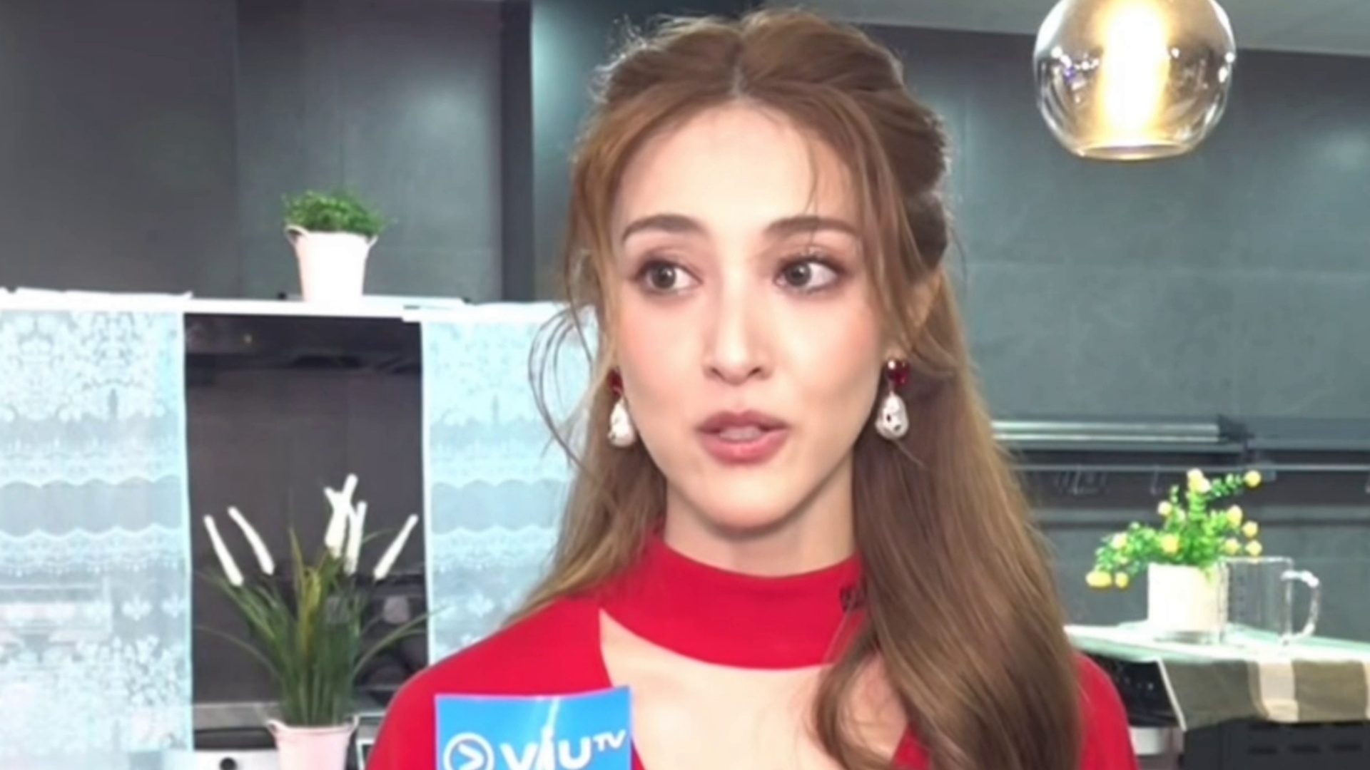 香港女星带三个儿子看《蜘蛛侠》，孩子尖叫打闹遭网友发文投诉，6岁二儿子还被奶油淋头，女星回应：已报警，为儿子行为道歉，希望对小朋友多点善意