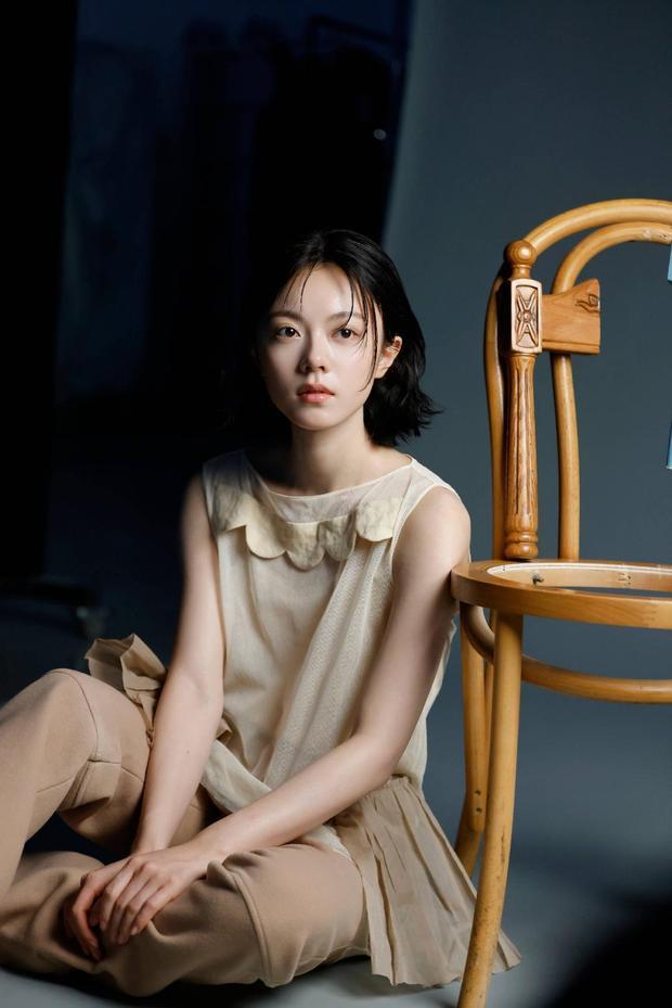 搜狐娱乐讯 近日，赵今麦一组时尚写真大片释出，清爽短发搭配无袖浅黄针织套装，五官精致，冷感十足。