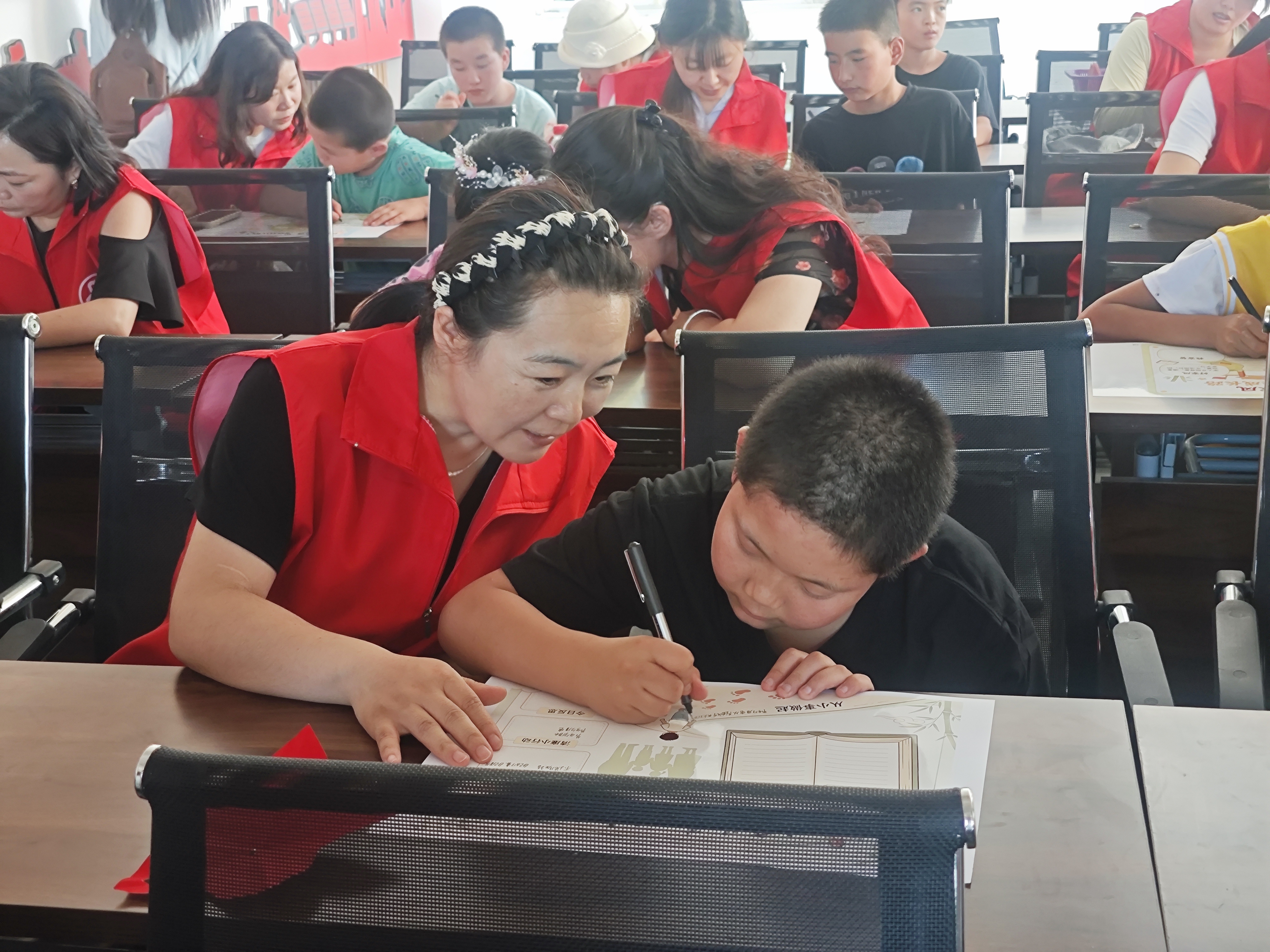 图为义工一对一对孩子们进行辅导.jpg