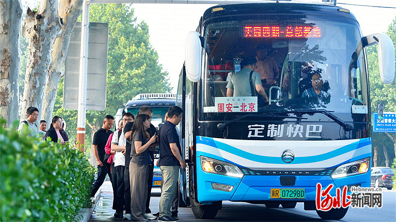 京津冀持续优化跨省（市）定制快巴线路布局。图为乘客近日在固安县乘坐京冀定制快巴出行。河北日报记者 王伟摄