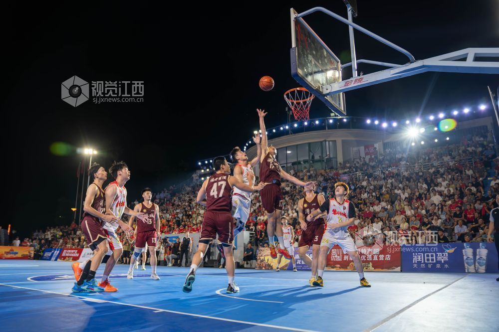 8月2日晚，2026江西黎川第四届“苏区杯”篮球赛在五一健康公园盛大启幕，现场人声鼎沸，热闹非凡。