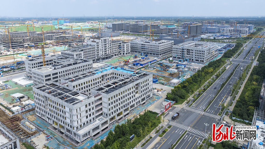 目前,首批4所疏解高校雄安校区正加速建设。图为近日拍摄的北京科技大学雄安校区建设现场。