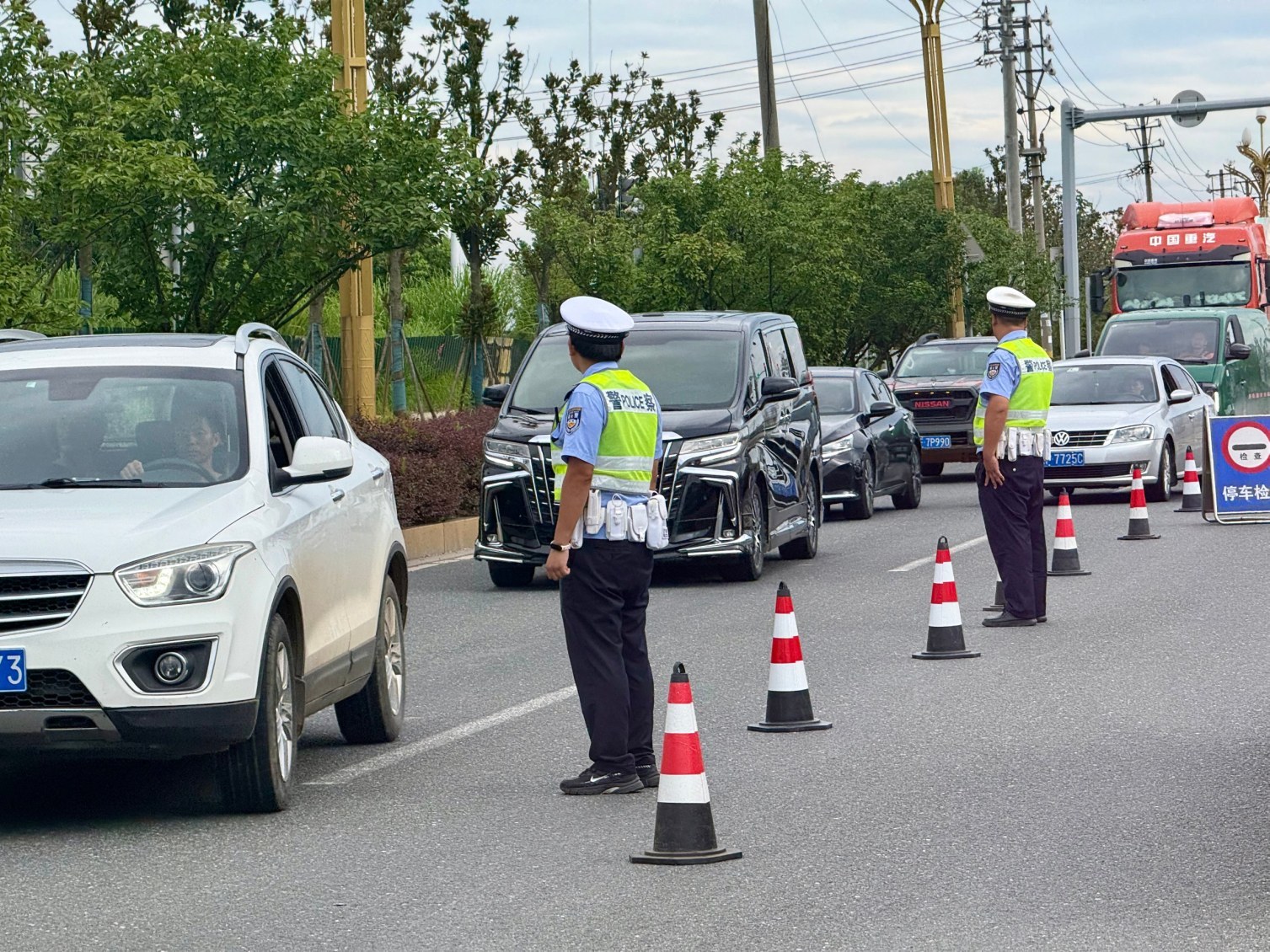 地表温度近60℃！抚州交警高温坚守守护百姓出行平安