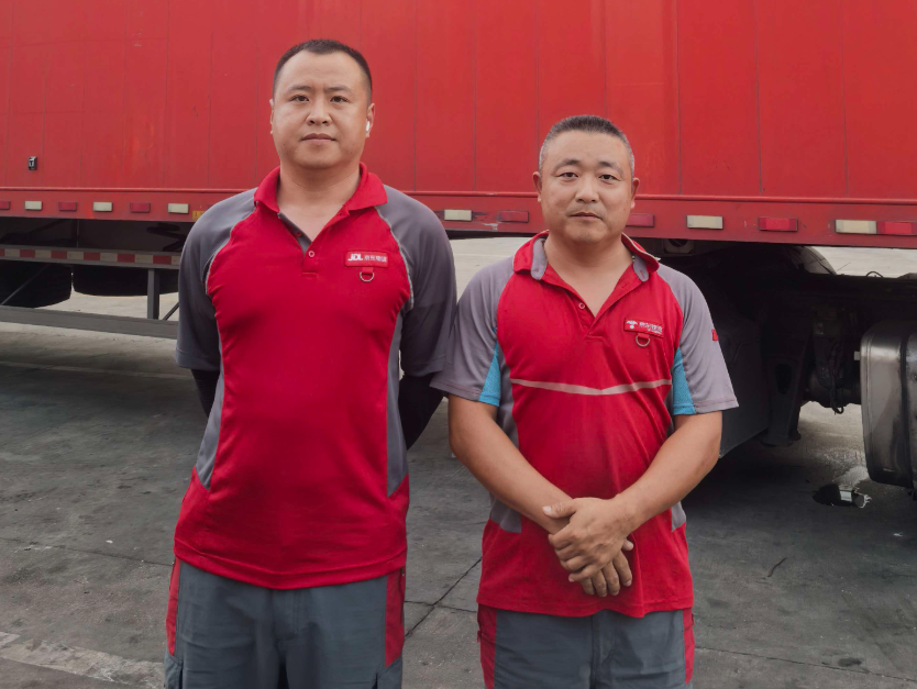 凌晨高速公路上一货车侧翻起火 两名司机挺身而出灭火救人