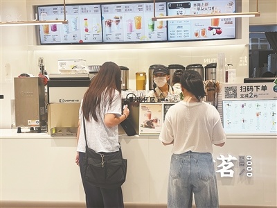 市民选购奶茶