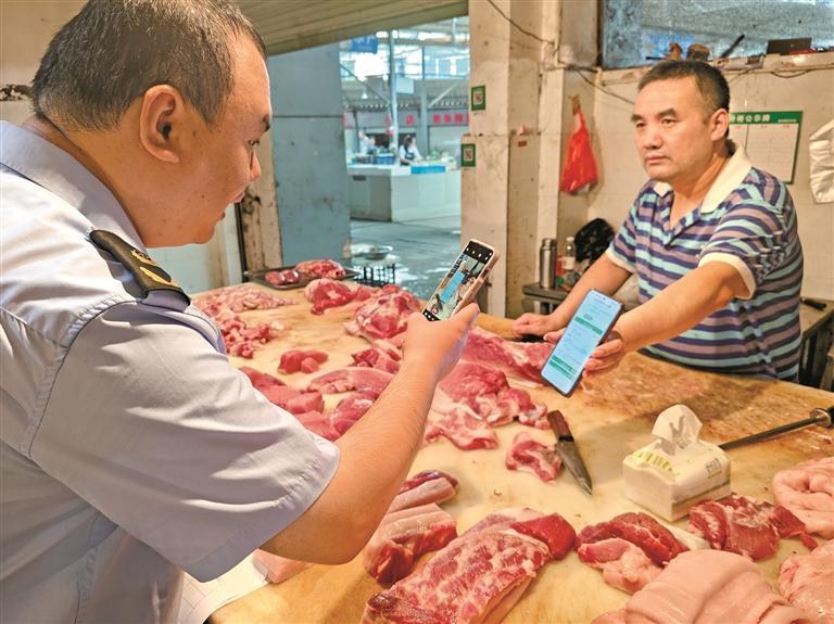 执法人员对肉铺开展检查