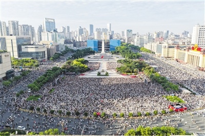 市民游客齐聚八一广场共迎国旗升起