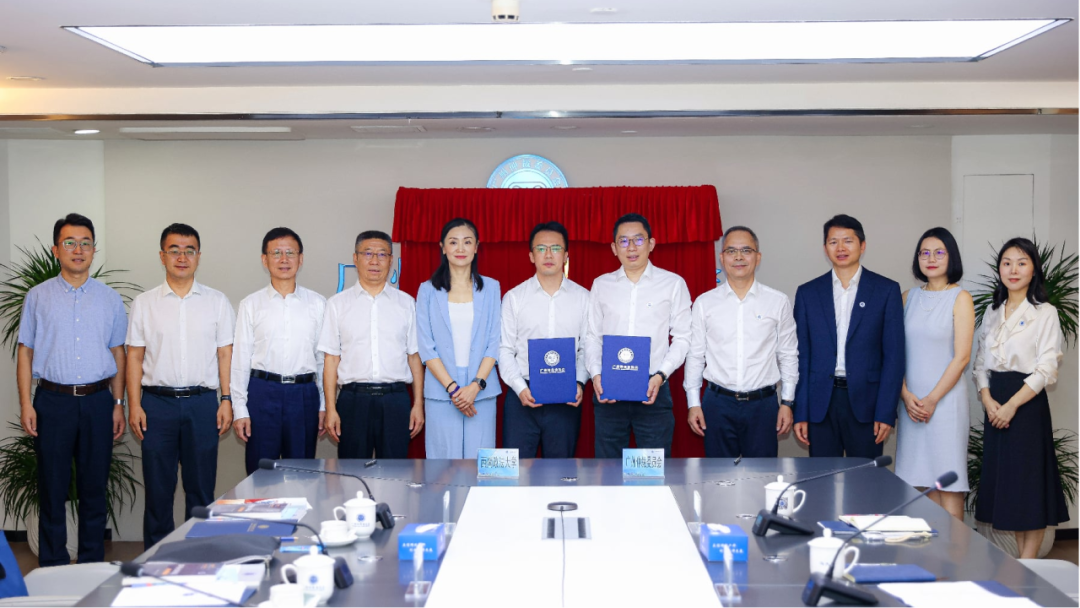 西南政法大学民商法学院党委书记、副院长颜怡与广州仲裁委党委委员、广州国际仲裁院副院长张毅分别代表双方签署《战略合作框架协议》