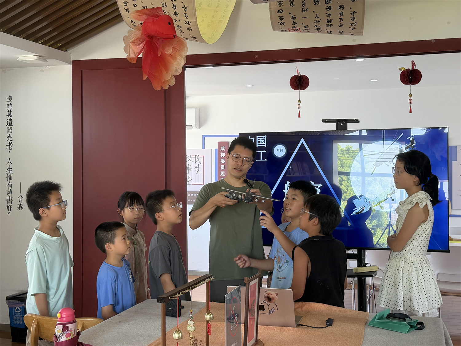 书香润童心 拥军筑初心|咸笈农家书屋开展“八一”建军节亲子阅读活动