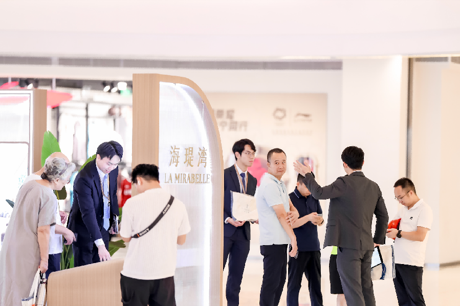 （图片说明：以“香港尊尚临海生活美学空间”为主题的海瑅湾 LA MIRABELLE 深圳品牌体验展，让参观者通过空间布局、视觉设计以及现场互动，感受滨海生活方式中的自然、艺术与社区理念。）