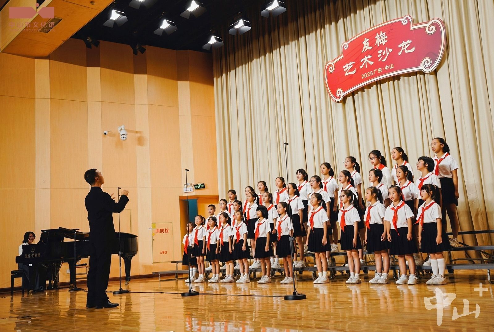 “友梅”故里童声合唱团首次登上市级舞台，在友梅艺术沙龙演唱。（图源：大涌镇南文小学）
