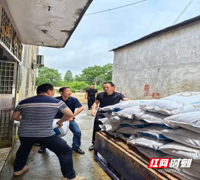 工作人员在大屯营镇帮群众转运物资。