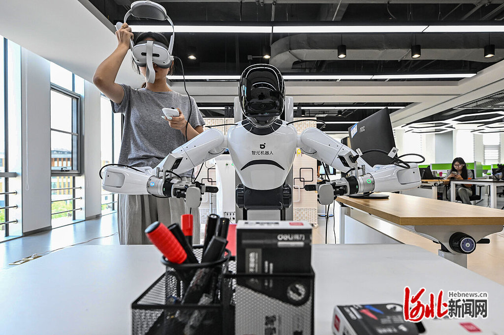 7月27日,雄安集团数城公司具身智能训练场,工作人员在训练机器人。