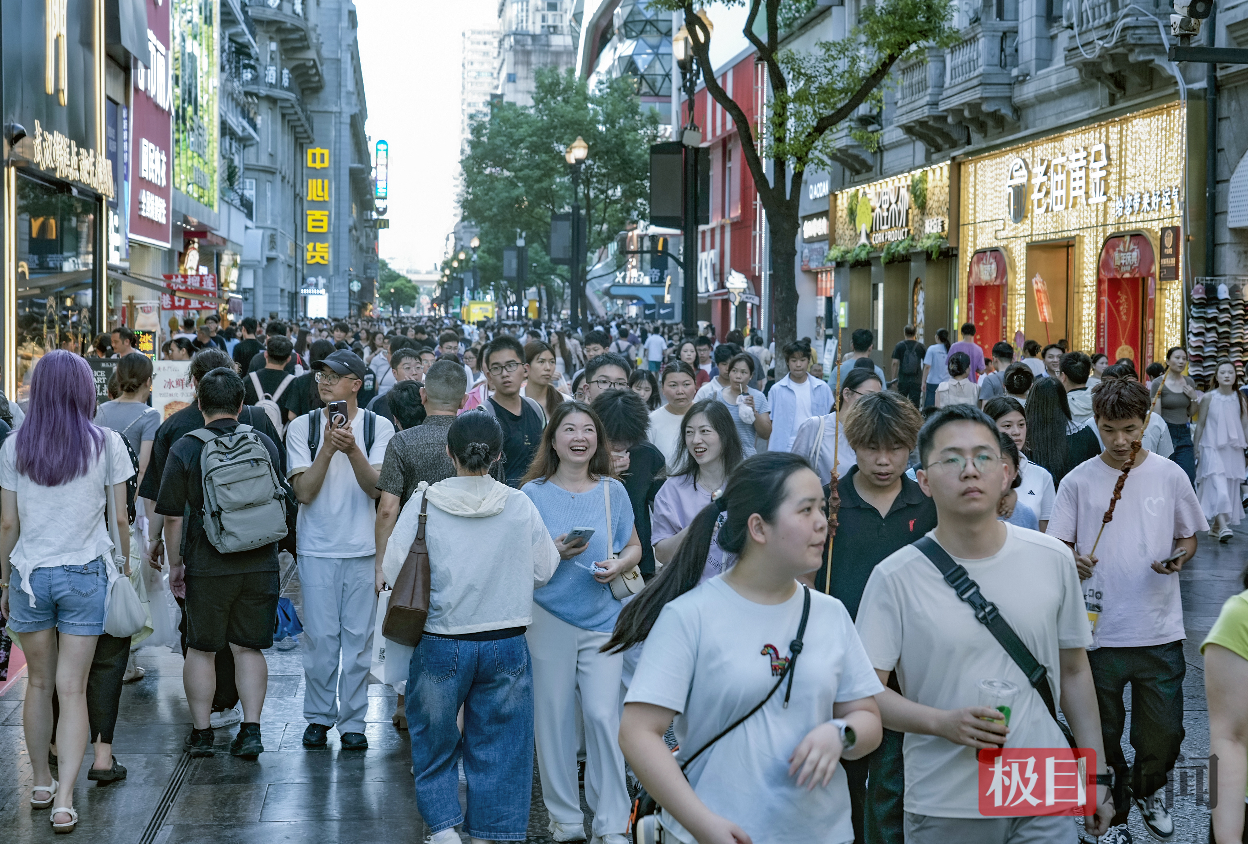 傍晚，江汉路变得熙熙攘攘