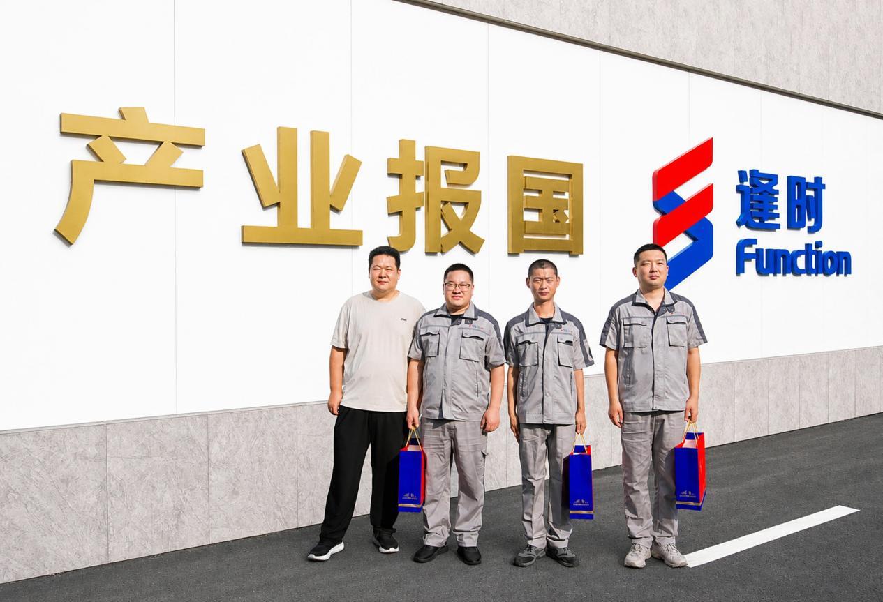 (逢时透明工厂生产负责人慰问在岗退役军人职工代表)