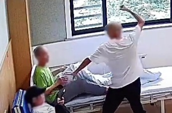 温州康宁医院2名护工一年前虐待老人监控曝光，医院回应