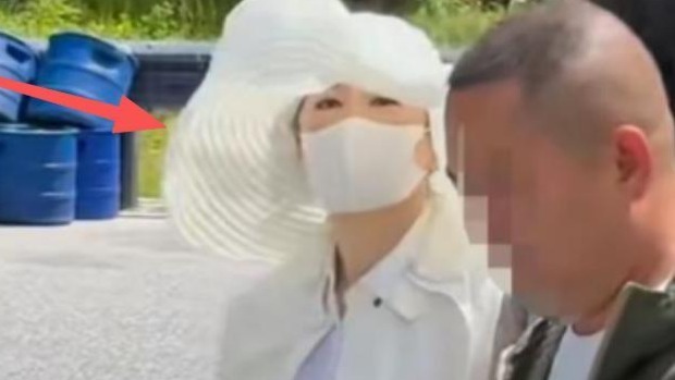 72岁林青霞痛失两位挚友后现身九寨沟,一身素白气质优雅从容