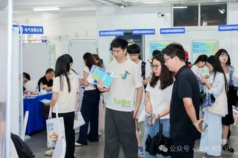 各类招聘会为年轻人提供更多抵达梦想的机会。