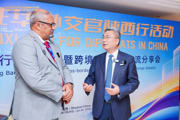 佛得角驻华大使阿林多·多罗萨里奥与民生银行西安分行行长齐国华深入交流