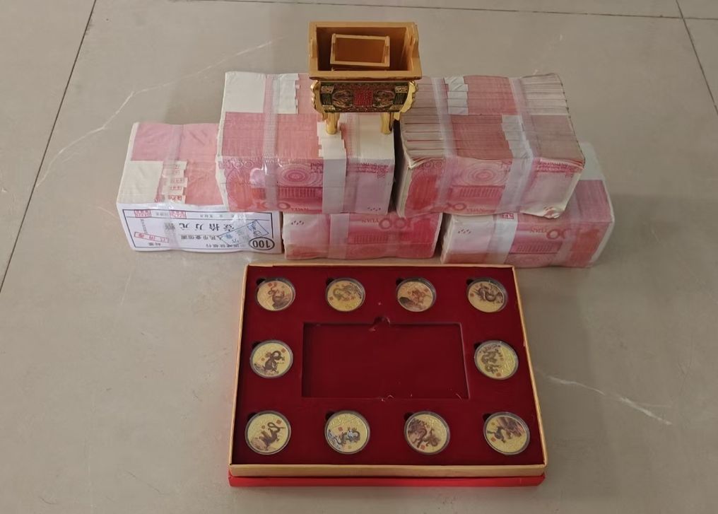 这是警方查获的诈骗团伙直播所用道具。(受访对象供图)