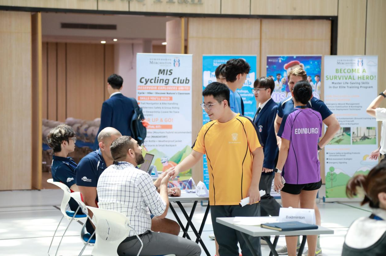 学校以英国课程为核心,增设多语种课程