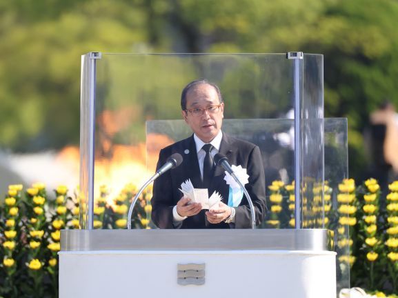 日本广岛市长松井一发表演讲。