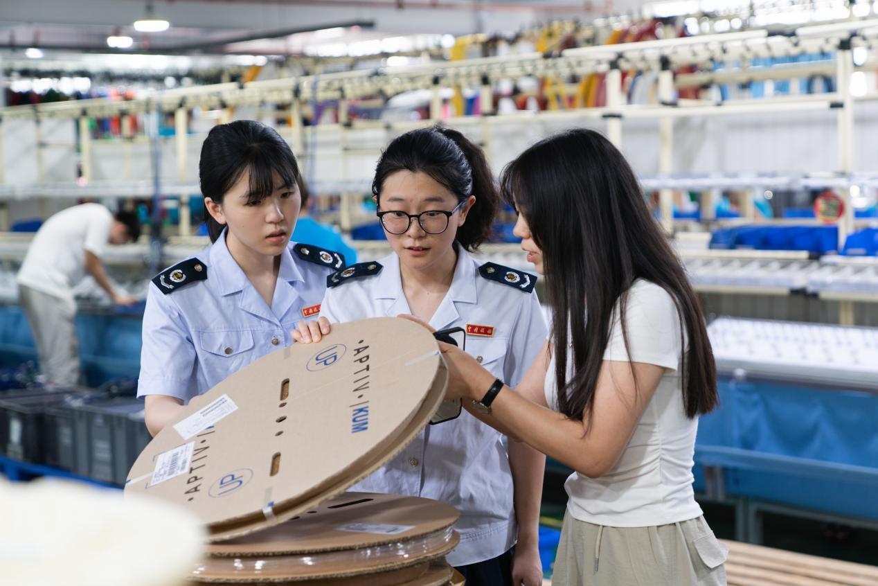 ▲万州区税务局人员走访企业,讲解制造业相关税费政策等。赵国云 摄