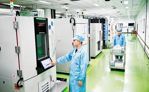 石家庄市鹿泉区依托河北北芯半导体科技有限公司，搭建起面向电子信息产业集群的检测平台。图为河北北芯半导体科技有限公司检验实验室技术人员近日对设备进行检测。本报记者 史晟全摄