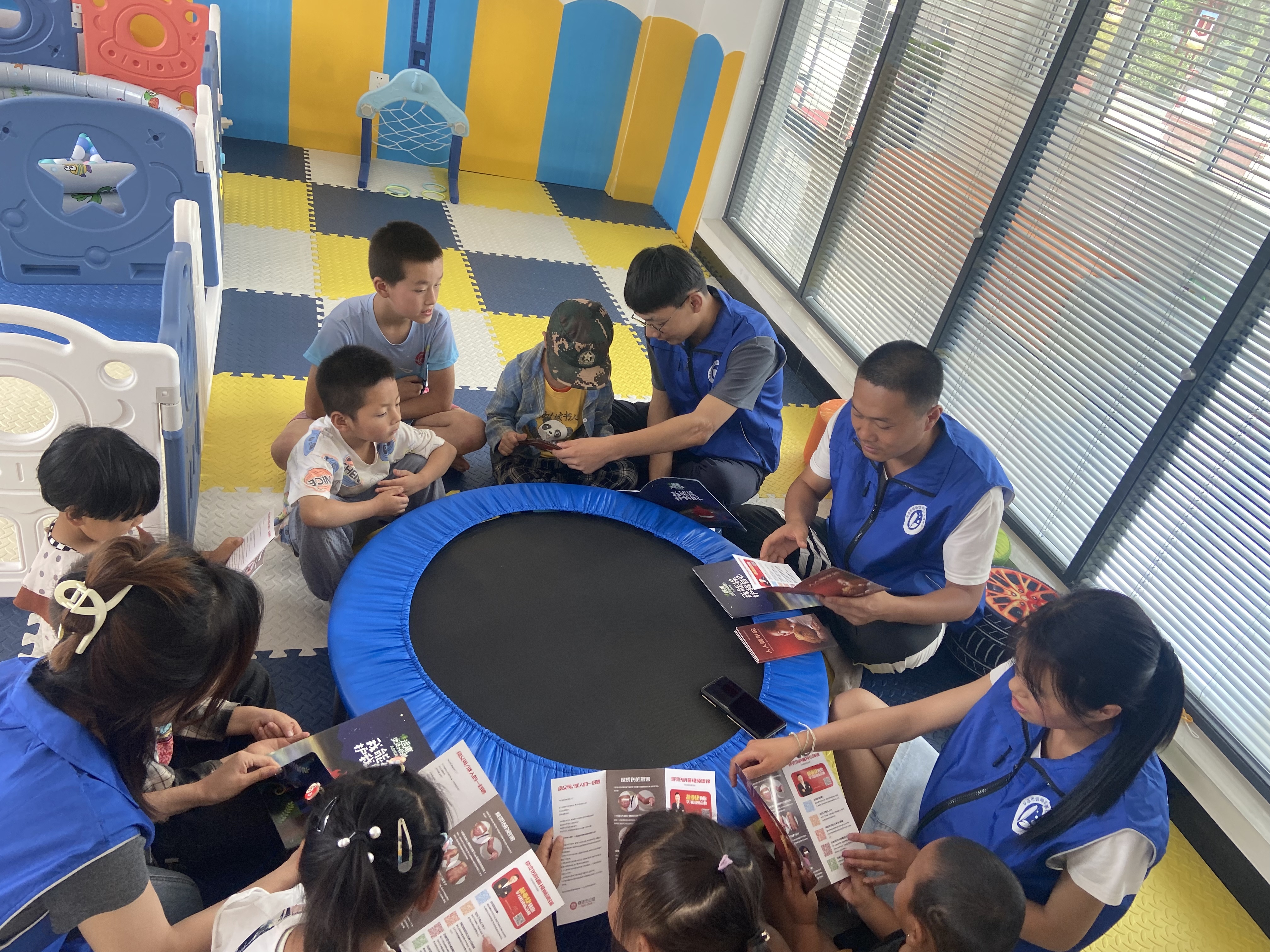 图为义工正在和孩子们一起游戏.jpg