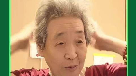 【#78岁奶奶每天梳头百次发量超年轻人#】河南78岁的孔奶奶头发非常